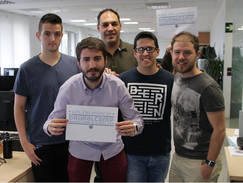 De arriba abajo y de izquierda a derecha, Victor, Julian, Jose, Dennis y Dani Desarrolladores de Drupal van a la Drupalcamp en Granada